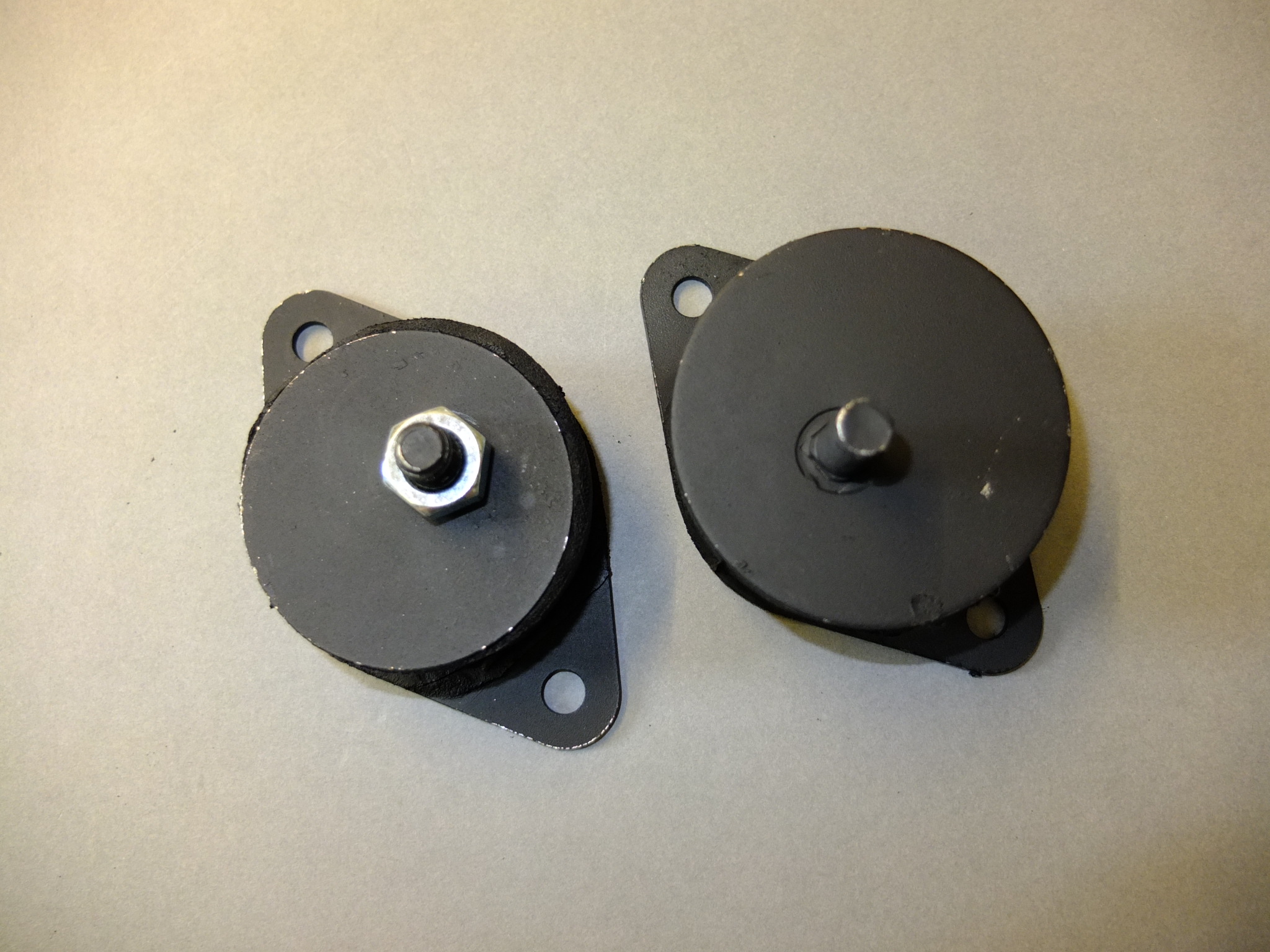 RV8 Rubber engine mounts (right) - MG V8 and MG RV8 car parts